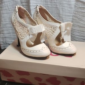 NIB size 6 lacy bootie high heel